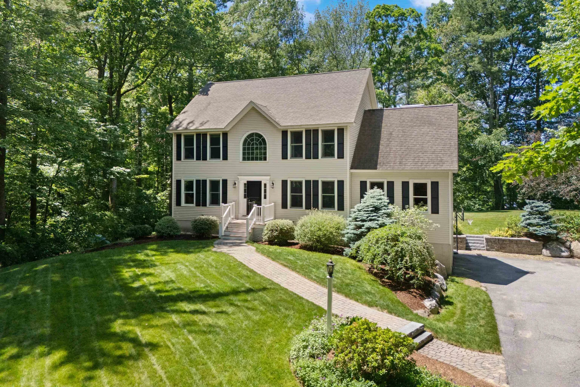 7 Premier Drive Londonderry NH 03053