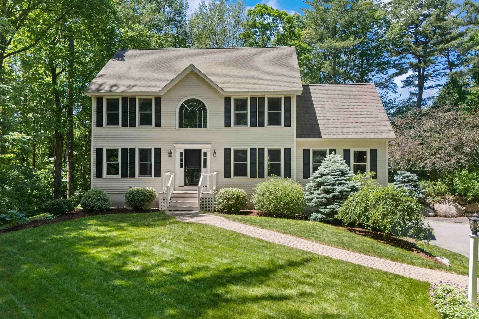 7 Premier Drive Londonderry NH 03053