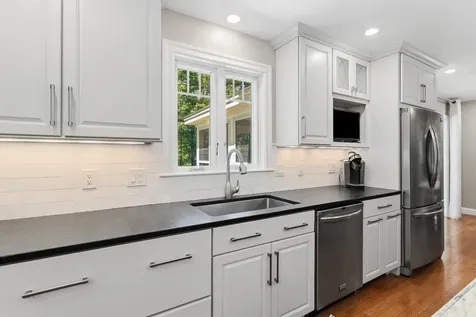 7 Premier Drive Londonderry NH 03053