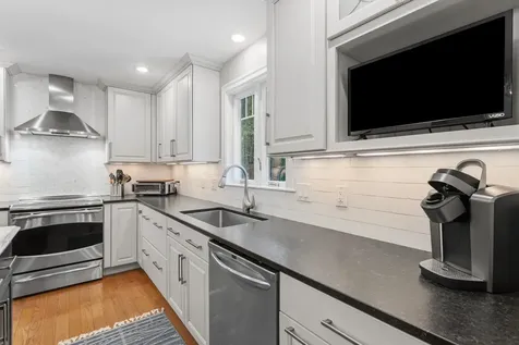 7 Premier Drive Londonderry NH 03053
