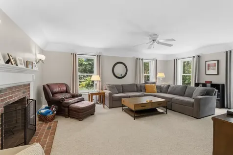 7 Premier Drive Londonderry NH 03053