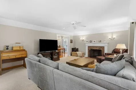 7 Premier Drive Londonderry NH 03053