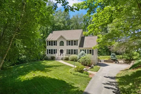 7 Premier Drive Londonderry NH 03053