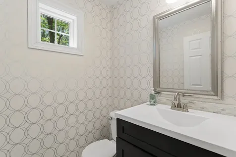 7 Premier Drive Londonderry NH 03053