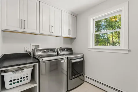 7 Premier Drive Londonderry NH 03053