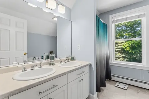 7 Premier Drive Londonderry NH 03053