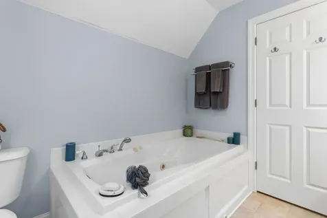 7 Premier Drive Londonderry NH 03053