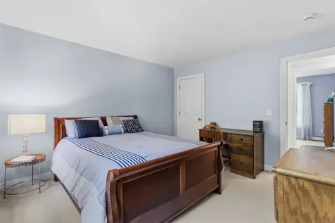 7 Premier Drive Londonderry NH 03053