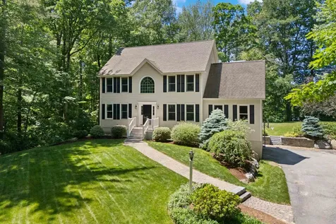 7 Premier Drive Londonderry NH 03053