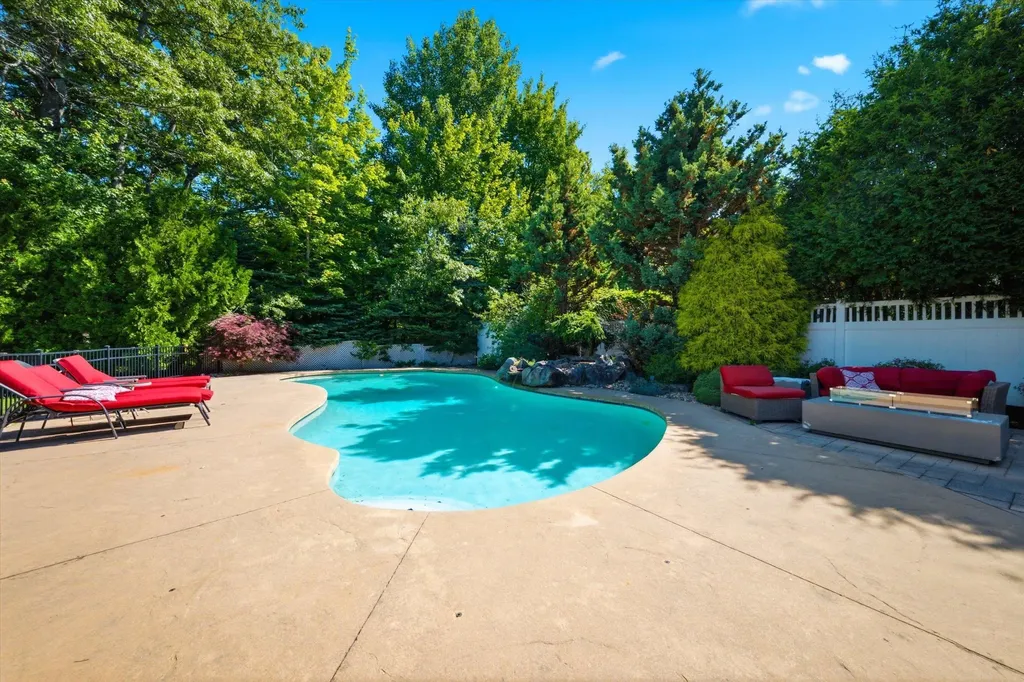 9 Tennyson Drive Manchester NH 03104