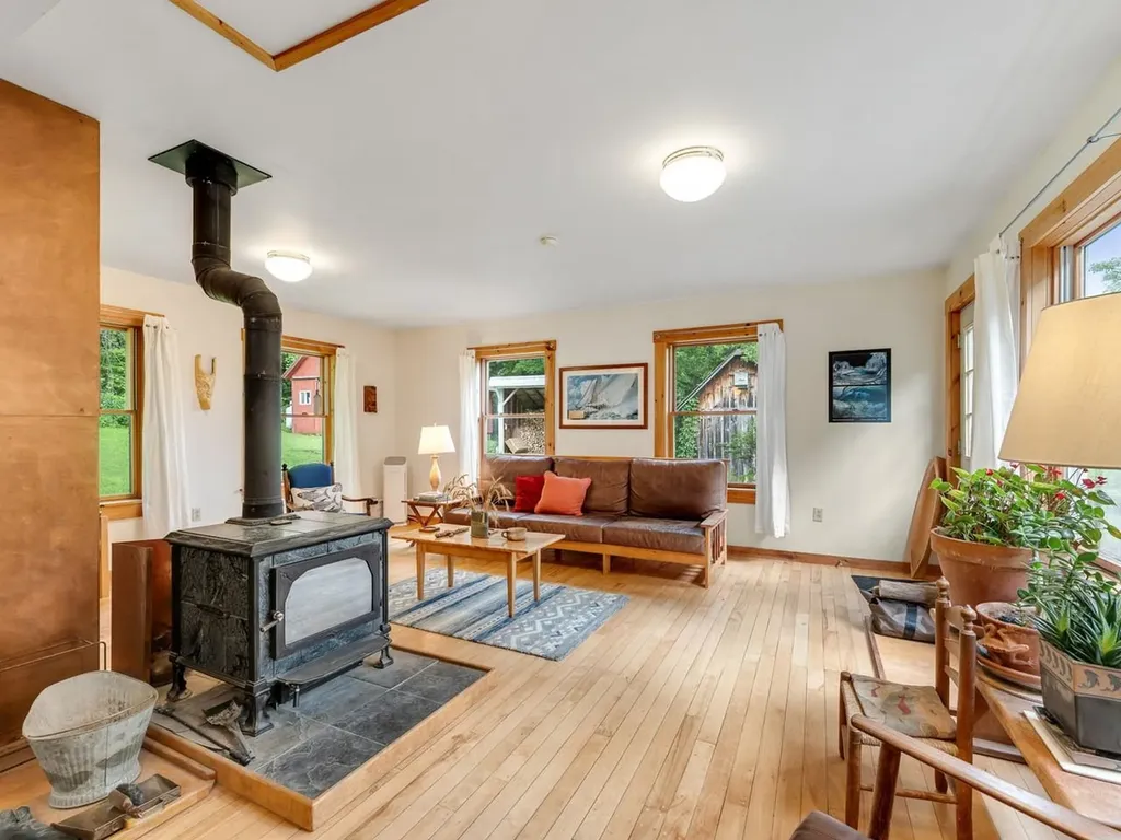 31 Burroughs Farm Road Ferrisburgh VT 05456
