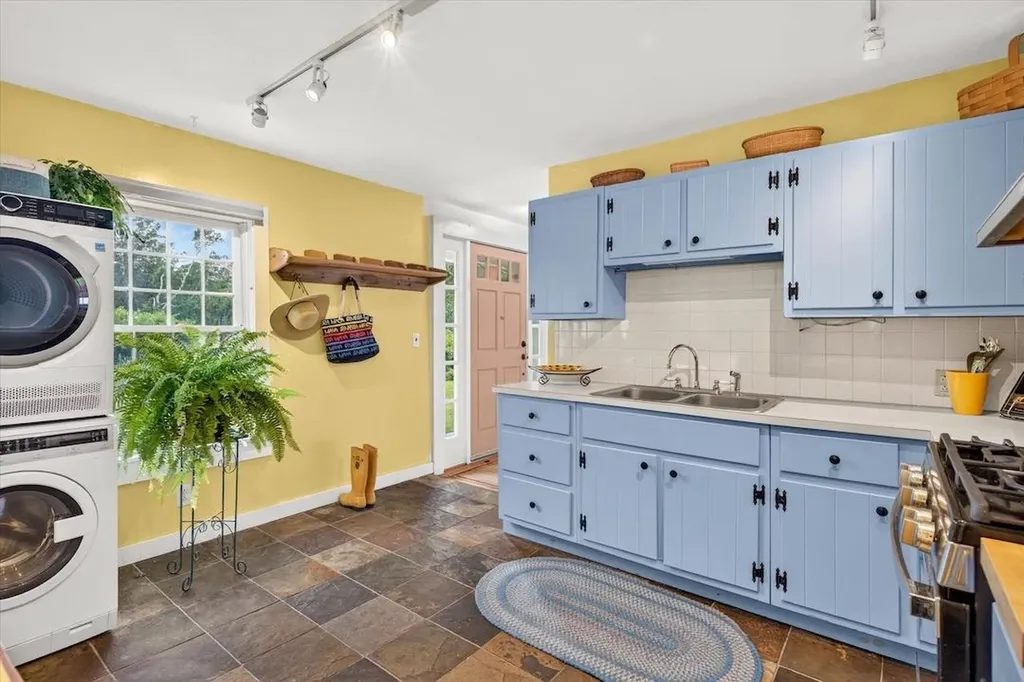 606 Old Stowell Hill Londonderry VT 05148