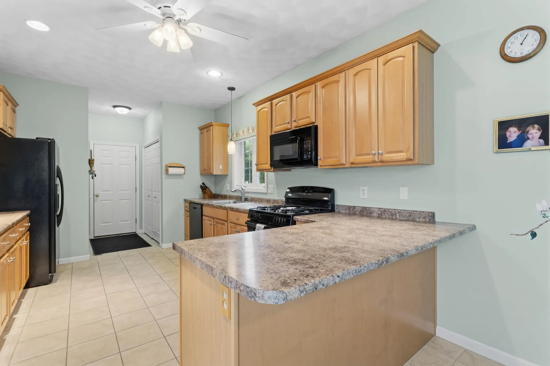 28 Saint Andrews Way Londonderry NH 03053