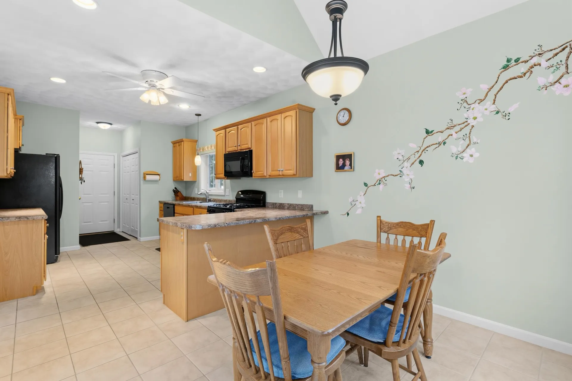 28 Saint Andrews Way Londonderry NH 03053