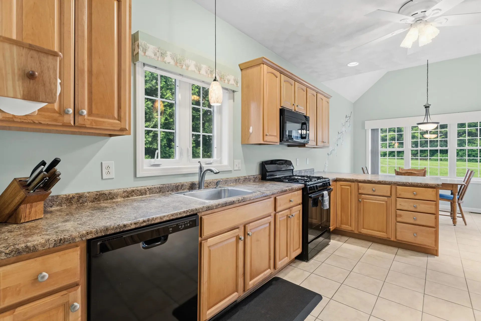 28 Saint Andrews Way Londonderry NH 03053