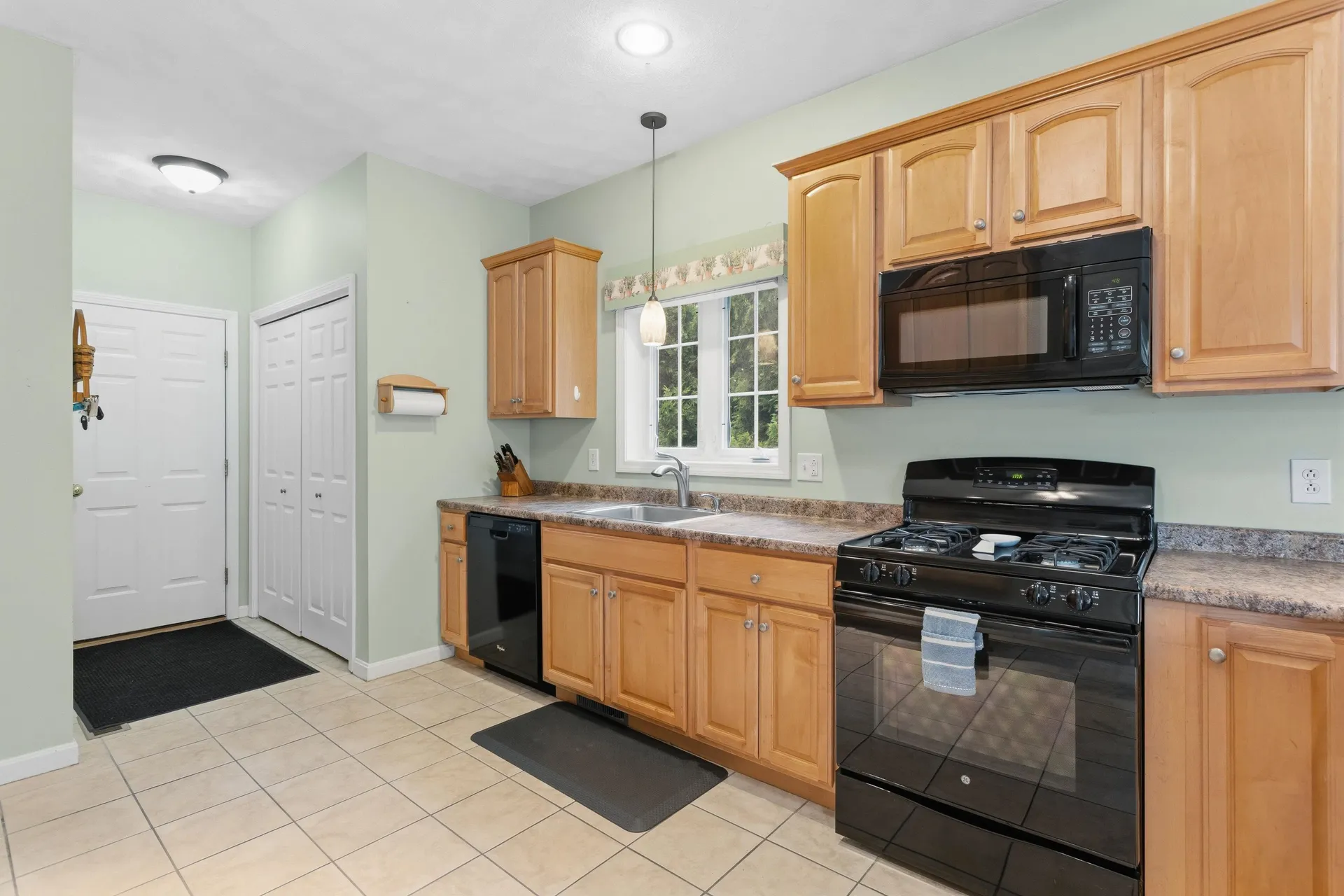28 Saint Andrews Way Londonderry NH 03053