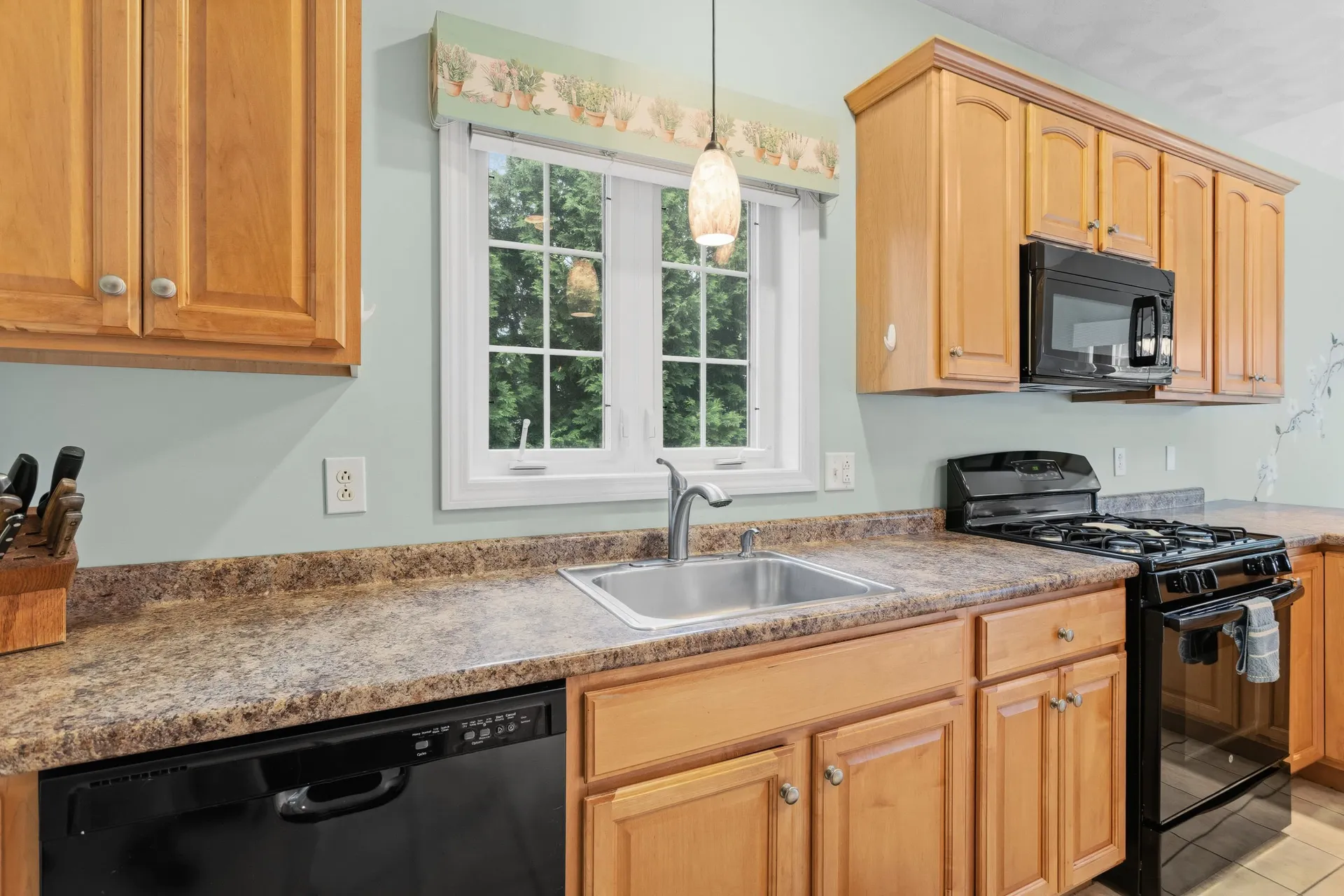 28 Saint Andrews Way Londonderry NH 03053