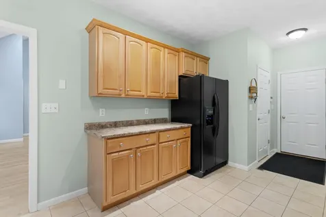 28 Saint Andrews Way Londonderry NH 03053