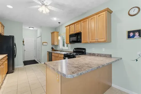 28 Saint Andrews Way Londonderry NH 03053