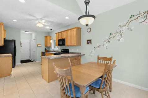 28 Saint Andrews Way Londonderry NH 03053