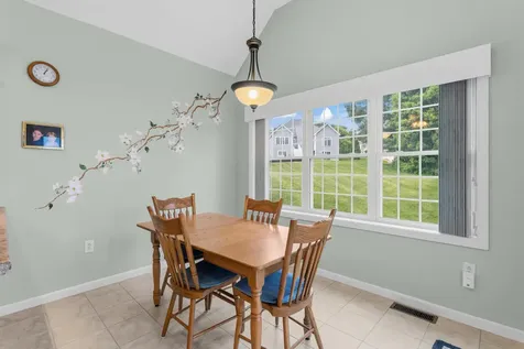 28 Saint Andrews Way Londonderry NH 03053