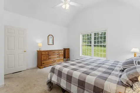 28 Saint Andrews Way Londonderry NH 03053