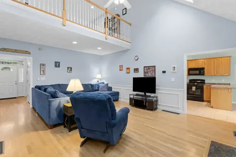 28 Saint Andrews Way Londonderry NH 03053