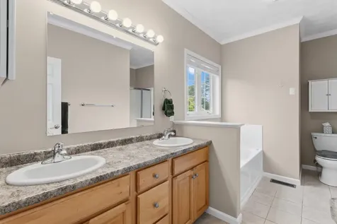 28 Saint Andrews Way Londonderry NH 03053