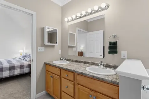 28 Saint Andrews Way Londonderry NH 03053