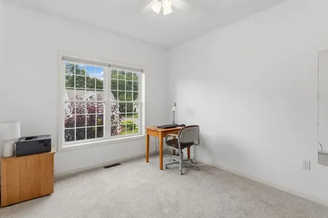 28 Saint Andrews Way Londonderry NH 03053