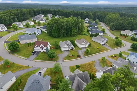 28 Saint Andrews Way Londonderry NH 03053