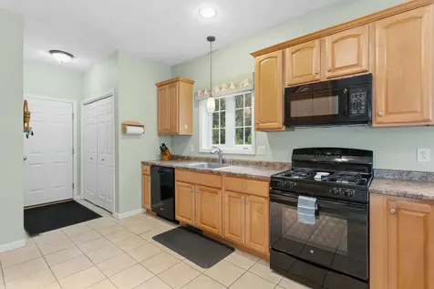 28 Saint Andrews Way Londonderry NH 03053