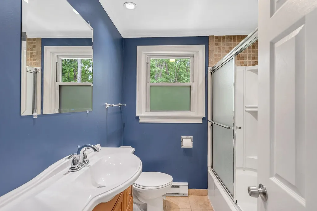 94 Granite Street Londonderry NH 03053