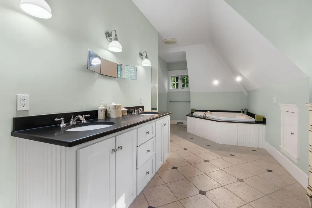 12 Fernwood Lane Grantham NH 03753