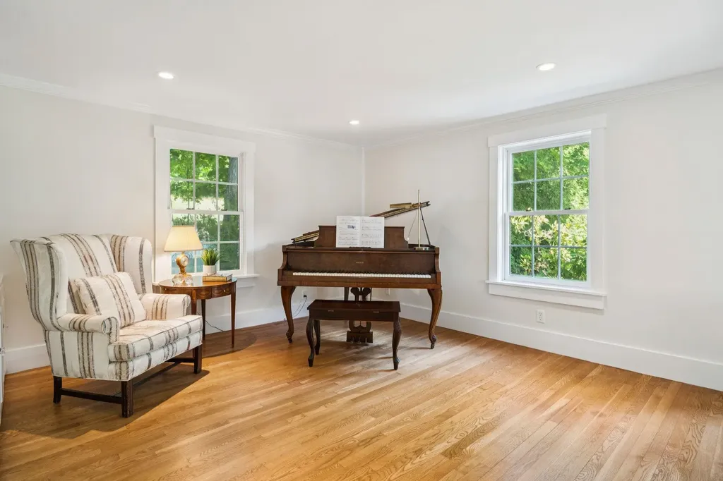 83 Worcester Road Hollis NH 03049