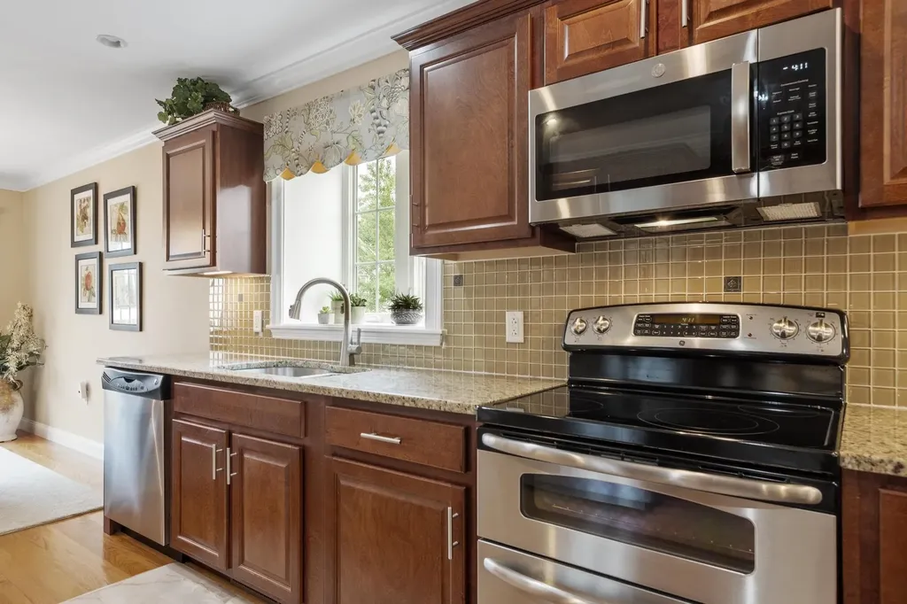 18 Harvest Road Windham NH 03087