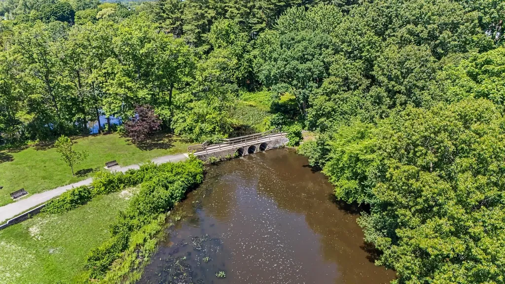 20 Lawndale Avenue Nashua NH 03060
