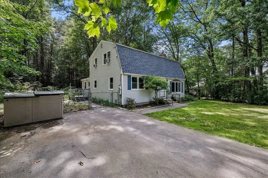 11 Hartson Circle Hudson NH 03051