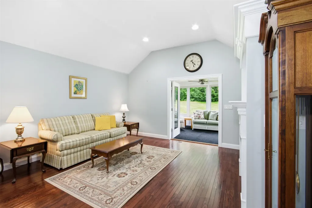 19 Furnival Road Nashua NH 03064
