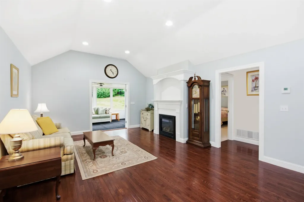 19 Furnival Road Nashua NH 03064