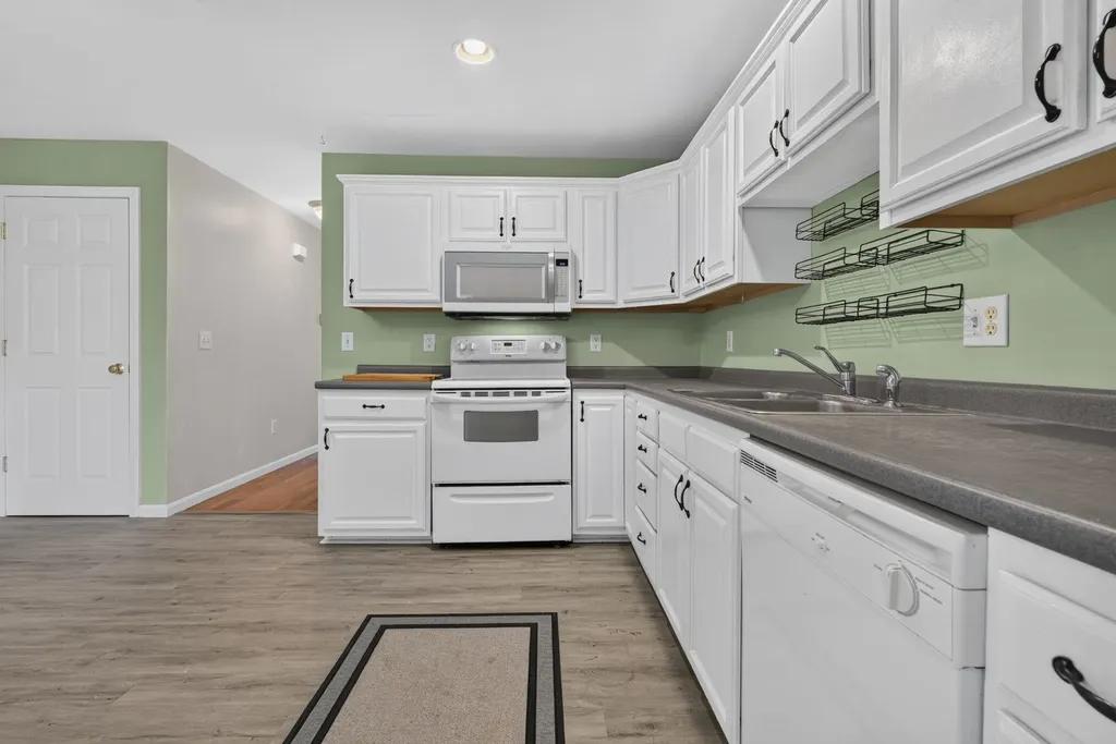 41 Shadowbrook Drive Hudson NH 03051