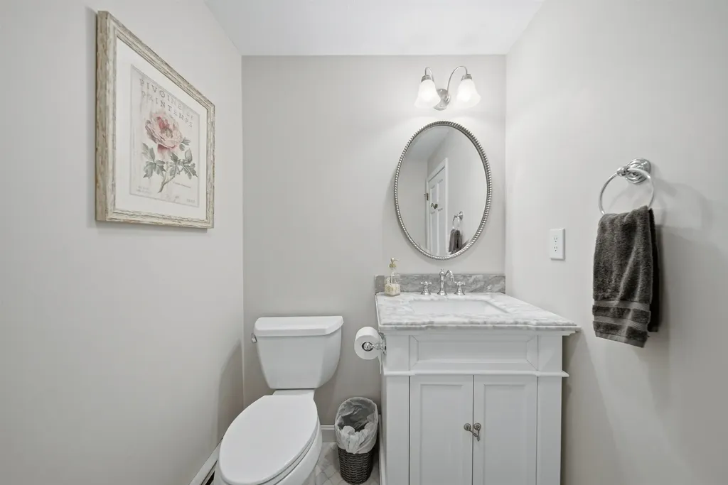 22 Hazelnut Lane Londonderry NH 03053