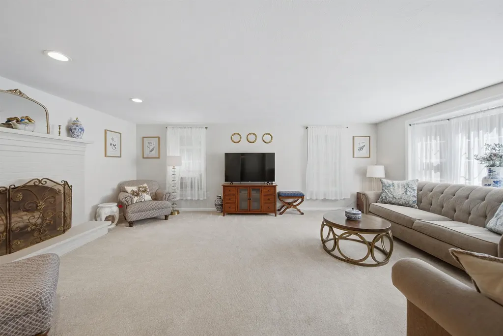22 Hazelnut Lane Londonderry NH 03053