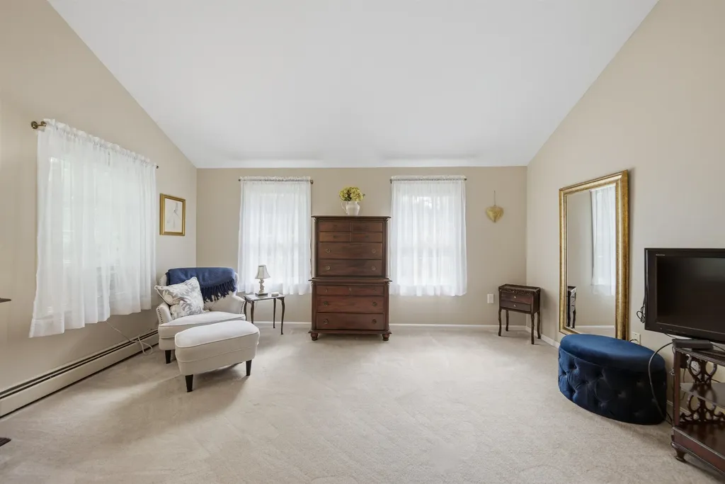 22 Hazelnut Lane Londonderry NH 03053