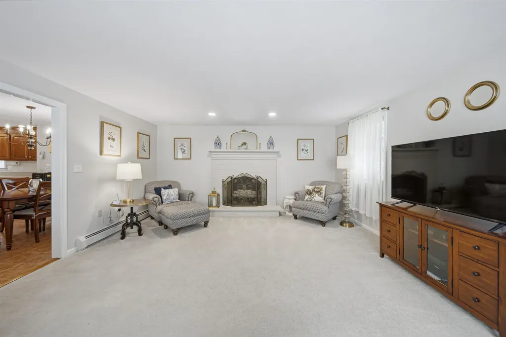 22 Hazelnut Lane Londonderry NH 03053