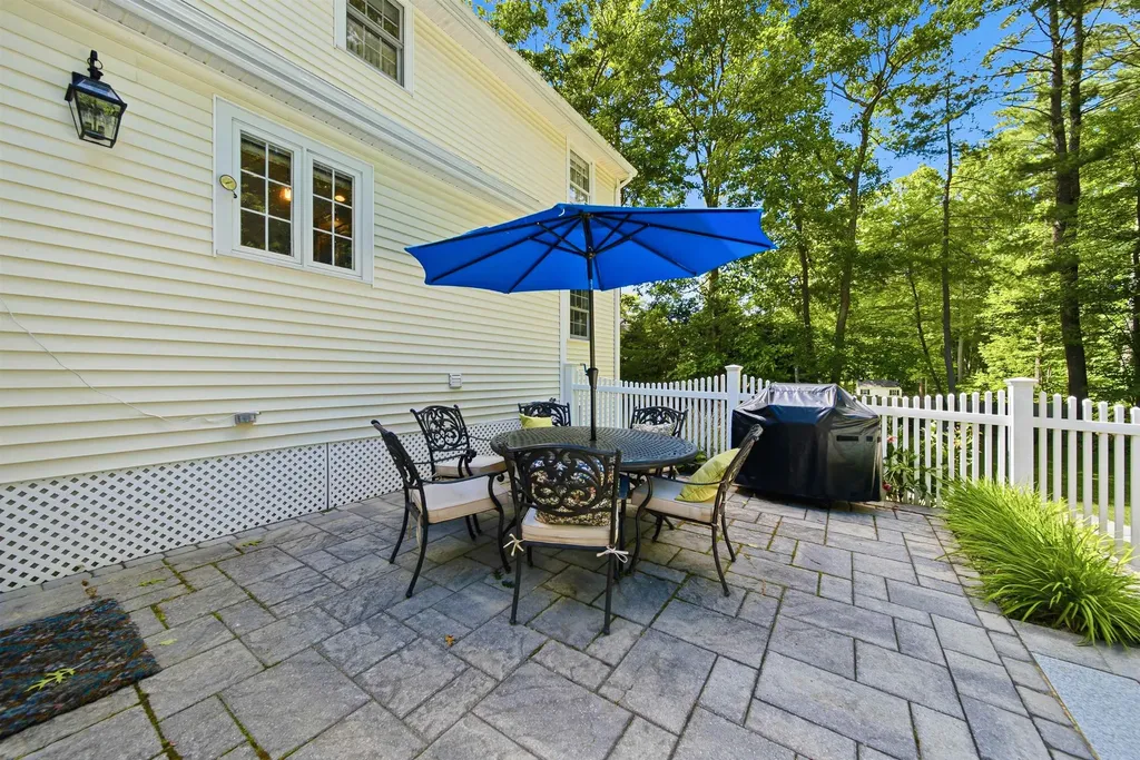 22 Hazelnut Lane Londonderry NH 03053