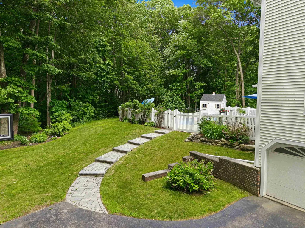 22 Hazelnut Lane Londonderry NH 03053