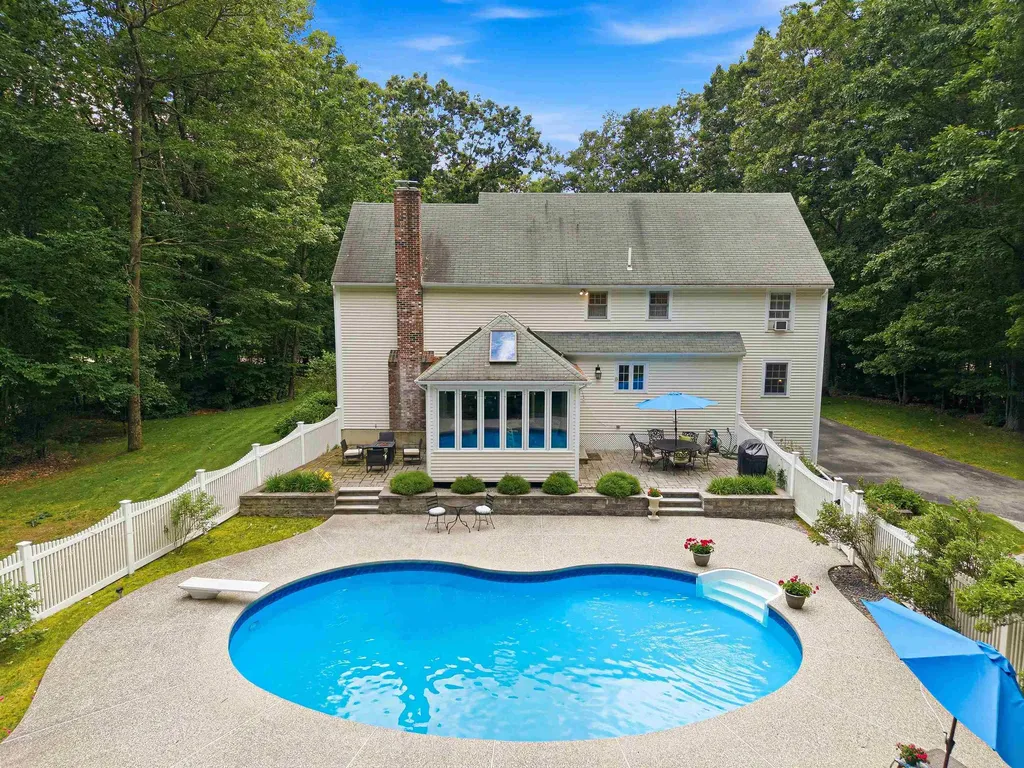 22 Hazelnut Lane Londonderry NH 03053
