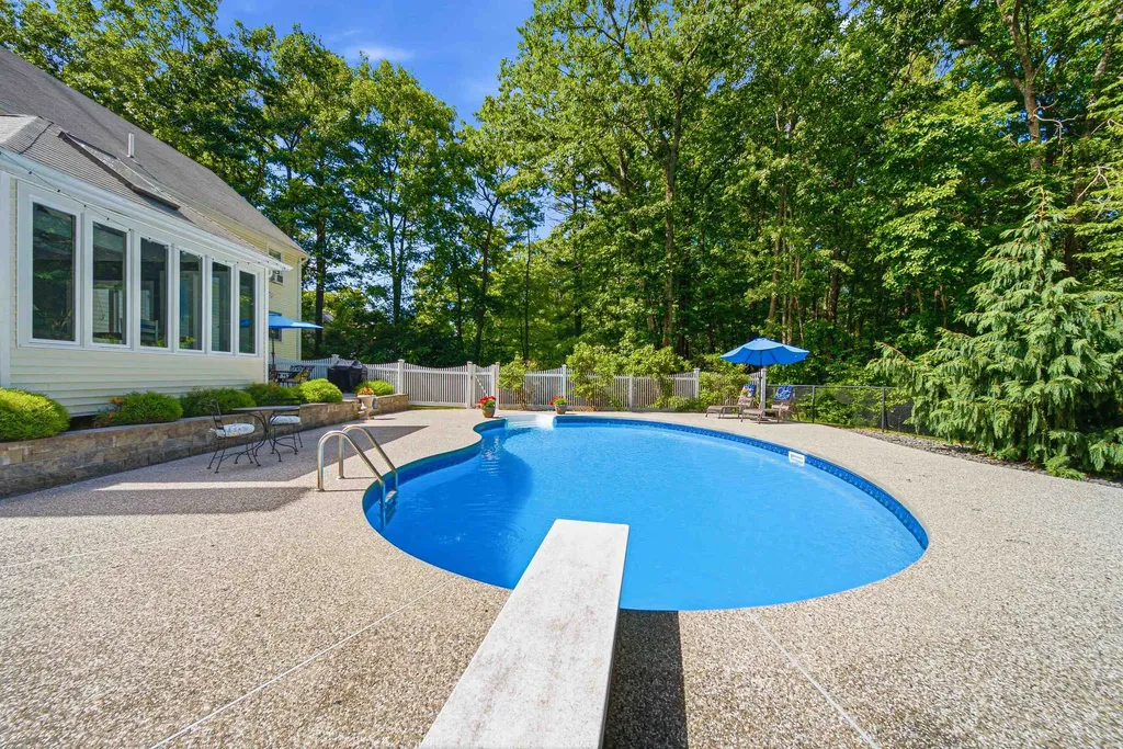 22 Hazelnut Lane Londonderry NH 03053