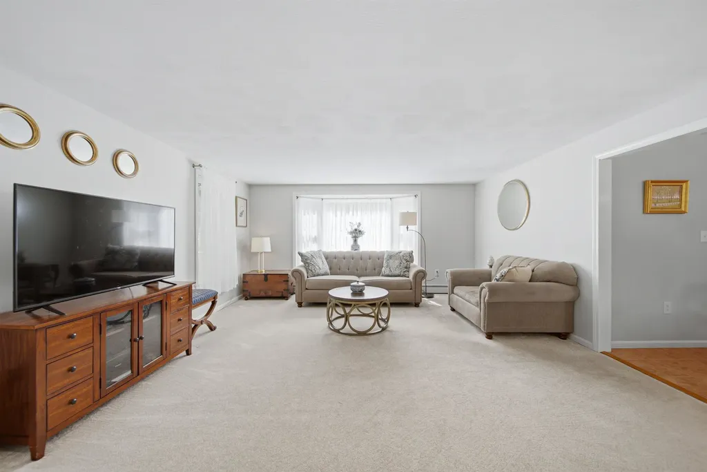 22 Hazelnut Lane Londonderry NH 03053